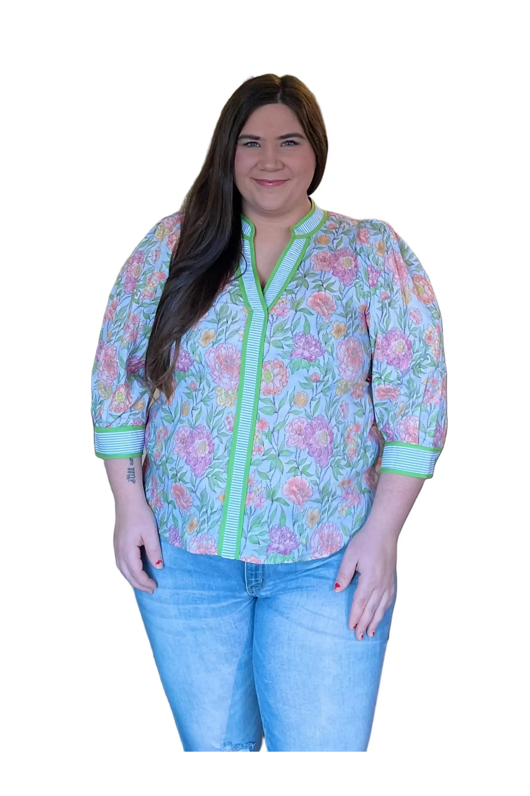 Woman wearing a floral blouse 3/4 sleeve