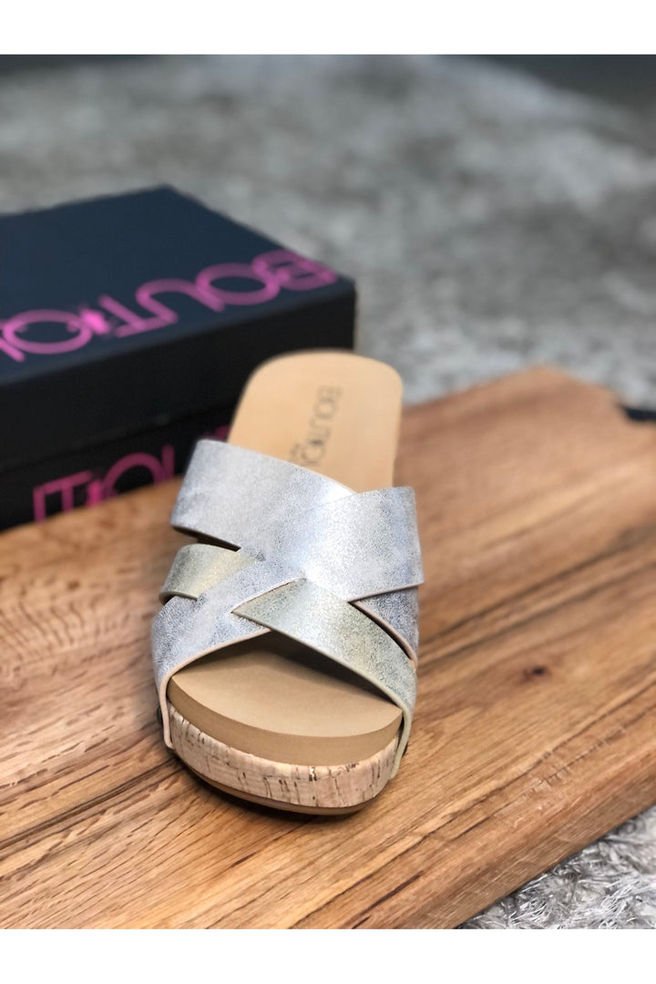 Corky’s Amuse Wedge in Gold - Vintage Dragonfly