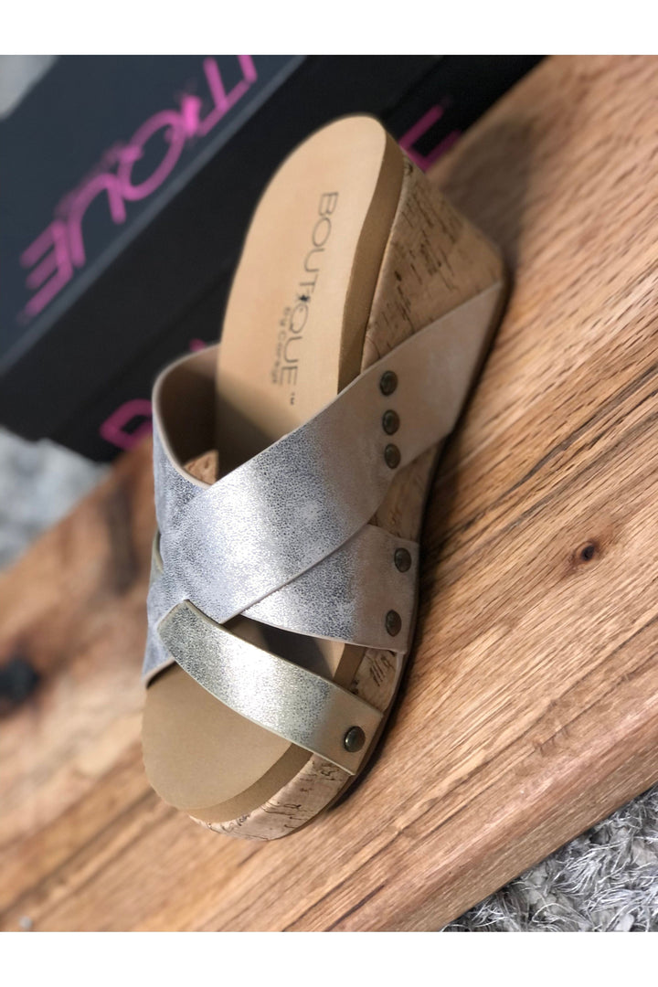 Corky’s Amuse Wedge in Gold - Vintage Dragonfly