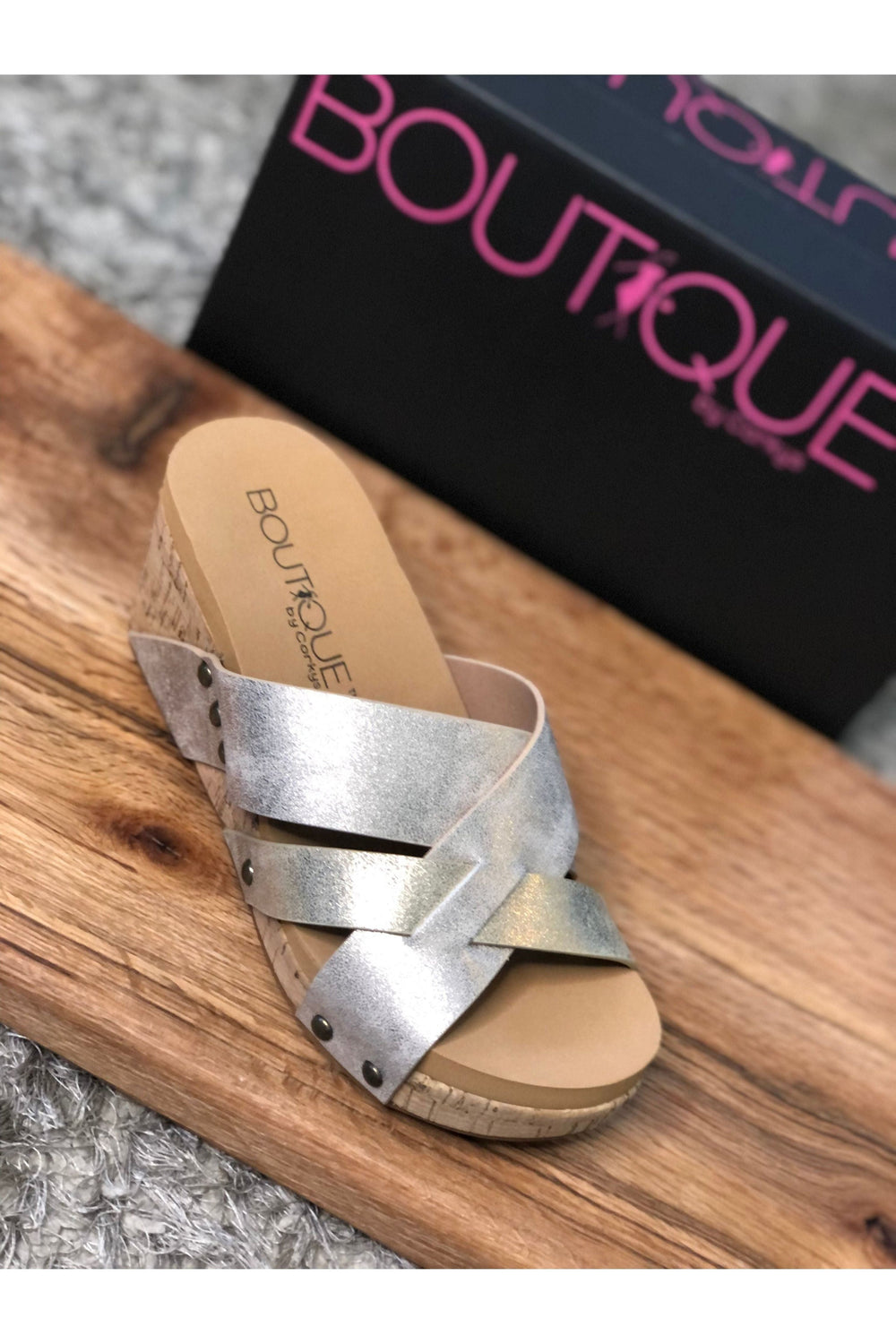 Corky’s Amuse Wedge in Gold - Vintage Dragonfly