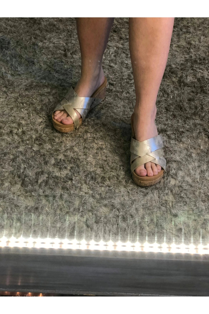 Corky’s Amuse Wedge in Gold - Vintage Dragonfly
