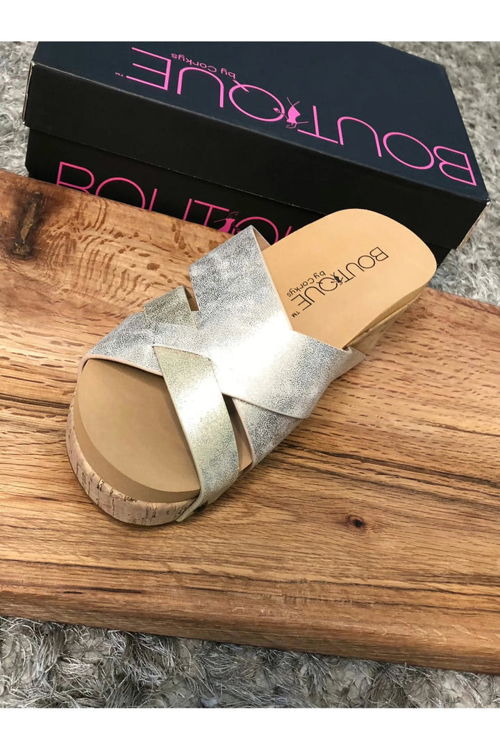 Corky’s Amuse Wedge in Gold - Vintage Dragonfly